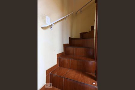 Casa à venda com 110m², 2 quartos e sem vaga Casa à venda com 110m², 2 quartos e sem vagaEscada de acesso a segunda suíte