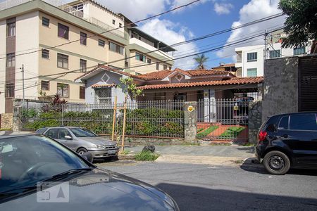 Casa à venda com 476m², 3 quartos e 2 vagas Casa à venda com 476m², 3 quartos e 2 vagasFachada