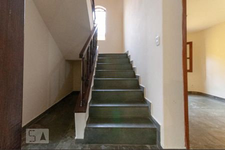 Casa para alugar com 350m², 5 quartos e sem vagaEscada