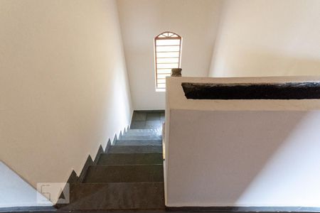 Casa para alugar com 350m², 5 quartos e sem vagaEscada vista superior