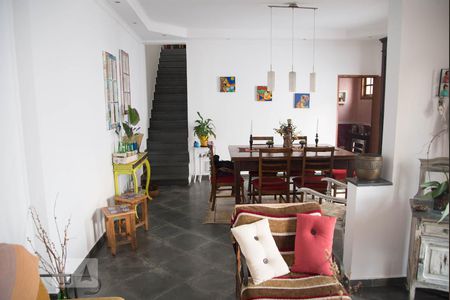 Casa à venda com 180m², 3 quartos e 4 vagas Casa à venda com 180m², 3 quartos e 4 vagasSala