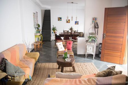 Casa à venda com 180m², 3 quartos e 4 vagas Casa à venda com 180m², 3 quartos e 4 vagasSala