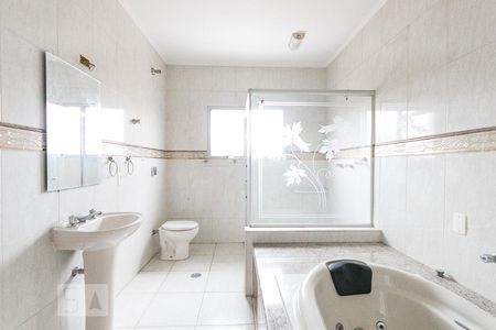 Casa à venda com 400m², 7 quartos e 4 vagasBanheiro da suíte 4 