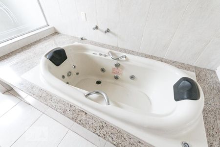 Casa à venda com 400m², 7 quartos e 4 vagasBanheiro da suíte 4 