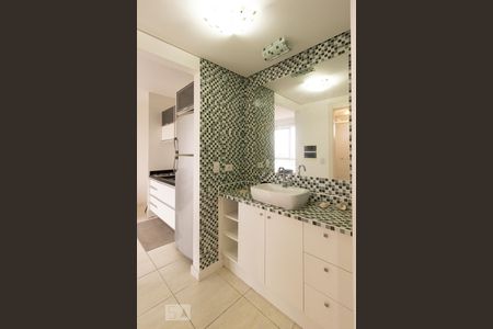 Banheiro de kitnet/studio para alugar com 1 quarto, 55m² em Atuba, Curitiba
