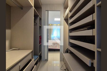 Apartamento à venda com 370m², 3 quartos e 4 vagas Apartamento à venda com 370m², 3 quartos e 4 vagasCloset da suíte 1