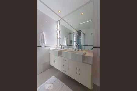 Banheiro social de apartamento para alugar com 2 quartos, 100m² em Cerqueira César, São Paulo