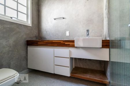 Casa de condomínio à venda com 340m², 4 quartos e 3 vagasBanheiro da Suíte 2