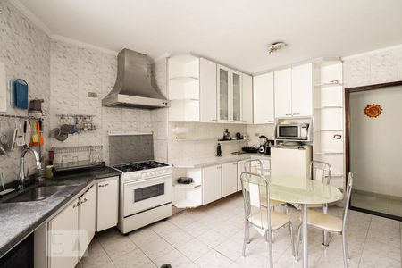 Casa à venda com 240m², 4 quartos e 3 vagas Casa à venda com 240m², 4 quartos e 3 vagasCozinha