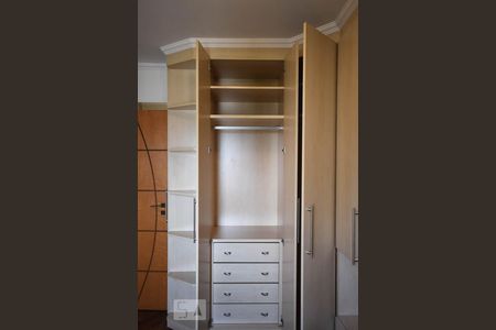 Apartamento à venda com 160m², 4 quartos e 4 vagas Apartamento à venda com 160m², 4 quartos e 4 vagasArmário do quarto 2