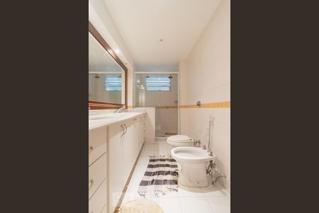 Apartamento à venda com 300m², 3 quartos e 1 vaga Apartamento à venda com 300m², 3 quartos e 1 vagaBanheiro da Suíte