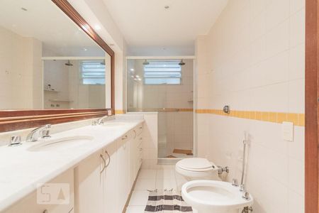 Apartamento à venda com 300m², 3 quartos e 1 vaga Apartamento à venda com 300m², 3 quartos e 1 vagaBanheiro da Suíte