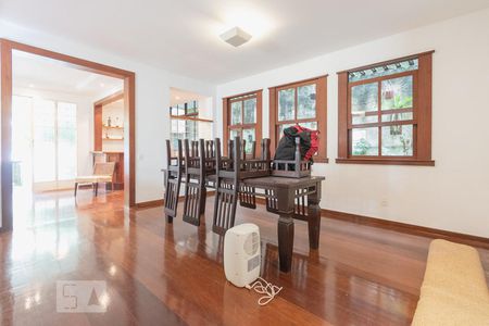 Apartamento à venda com 300m², 3 quartos e 1 vaga Apartamento à venda com 300m², 3 quartos e 1 vagaSala