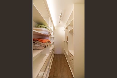 Apartamento à venda com 190m², 3 quartos e 3 vagas Apartamento à venda com 190m², 3 quartos e 3 vagasCloset