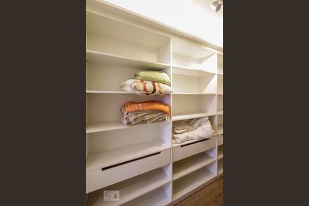 Apartamento à venda com 190m², 3 quartos e 3 vagas Apartamento à venda com 190m², 3 quartos e 3 vagasCloset