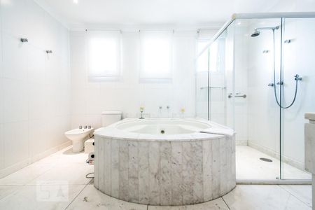 Apartamento à venda com 326m², 4 quartos e 5 vagasBanheiro da Suíte 3