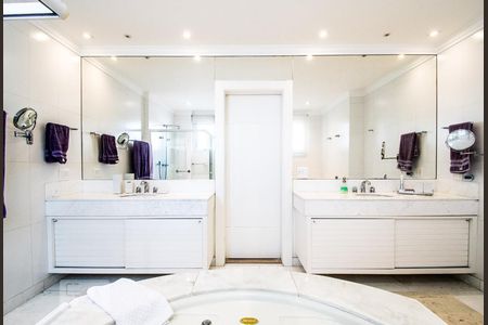 Apartamento à venda com 326m², 4 quartos e 5 vagasBanheiro da Suíte 3