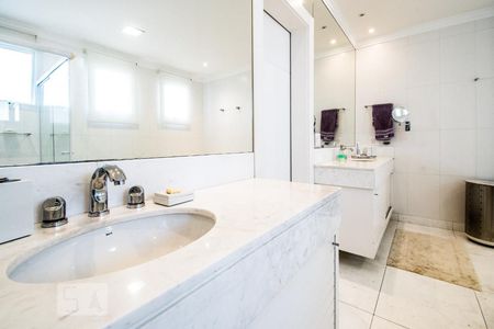 Apartamento à venda com 326m², 4 quartos e 5 vagasBanheiro da Suíte 3