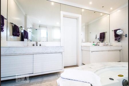 Apartamento à venda com 326m², 4 quartos e 5 vagasBanheiro da Suíte 3