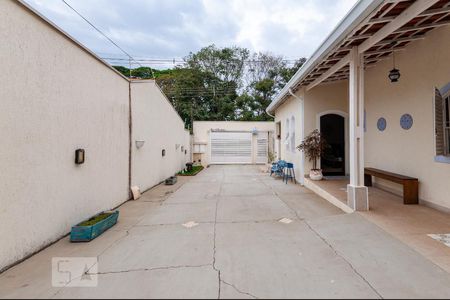 Casa à venda com 175m², 3 quartos e 8 vagas Casa à venda com 175m², 3 quartos e 8 vagasEntrada Portão garagem
