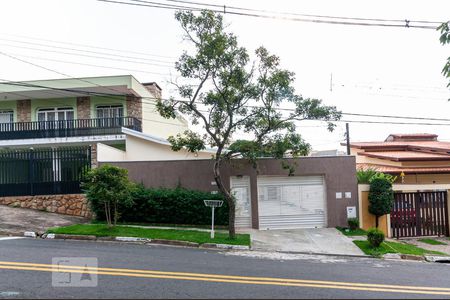 Casa à venda com 175m², 3 quartos e 8 vagas Casa à venda com 175m², 3 quartos e 8 vagasFachada