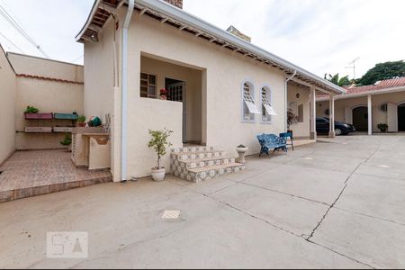 Casa à venda com 175m², 3 quartos e 8 vagas Casa à venda com 175m², 3 quartos e 8 vagasEntrada Portão garagem