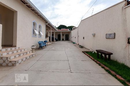 Casa à venda com 175m², 3 quartos e 8 vagas Casa à venda com 175m², 3 quartos e 8 vagasEntrada Portão garagem