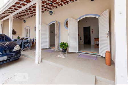 Casa à venda com 175m², 3 quartos e 8 vagas Casa à venda com 175m², 3 quartos e 8 vagasEntrada Portão garagem