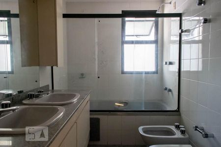 Apartamento para alugar com 232m², 4 quartos e 3 vagas Apartamento para alugar com 232m², 4 quartos e 3 vagasBANHEIRO SUITE 1
