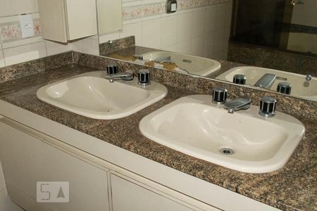 Apartamento para alugar com 232m², 4 quartos e 3 vagas Apartamento para alugar com 232m², 4 quartos e 3 vagasBANHEIRO SUITE 2