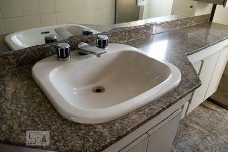 Apartamento para alugar com 232m², 4 quartos e 3 vagas Apartamento para alugar com 232m², 4 quartos e 3 vagasBANHEIRO