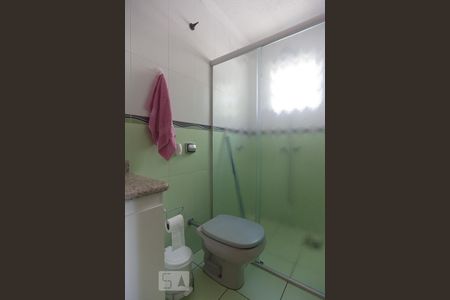 Casa de condomínio à venda com 250m², 5 quartos e 3 vagas Casa de condomínio à venda com 250m², 5 quartos e 3 vagasBanheiro da suíte