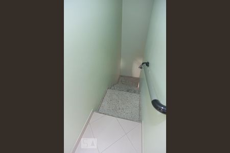 Casa de condomínio à venda com 250m², 5 quartos e 3 vagas Casa de condomínio à venda com 250m², 5 quartos e 3 vagasEscada