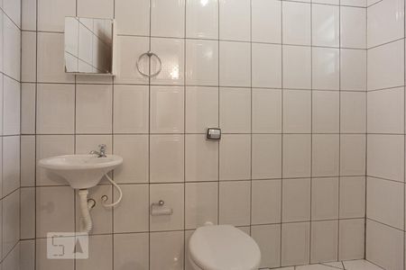 Casa de condomínio à venda com 250m², 5 quartos e 3 vagas Casa de condomínio à venda com 250m², 5 quartos e 3 vagasEdícula - banheiro