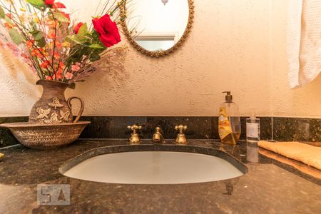 Casa à venda com 306m², 4 quartos e 4 vagas Casa à venda com 306m², 4 quartos e 4 vagasLavabo - Detalhe