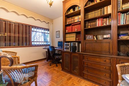 Casa à venda com 306m², 4 quartos e 4 vagas Casa à venda com 306m², 4 quartos e 4 vagasEscritório