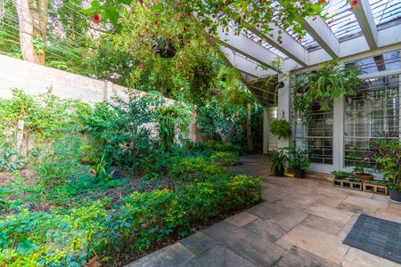 Casa à venda com 306m², 4 quartos e 4 vagas Casa à venda com 306m², 4 quartos e 4 vagasQuintal Frente