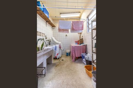 Casa à venda com 306m², 4 quartos e 4 vagas Casa à venda com 306m², 4 quartos e 4 vagasLavanderia