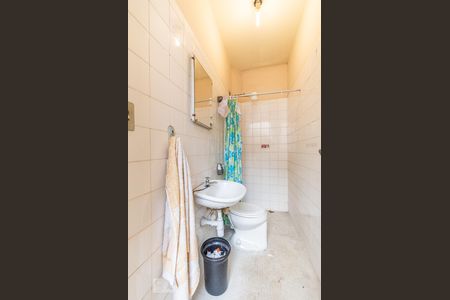 Casa à venda com 306m², 4 quartos e 4 vagas Casa à venda com 306m², 4 quartos e 4 vagasBanheiro de Serviço