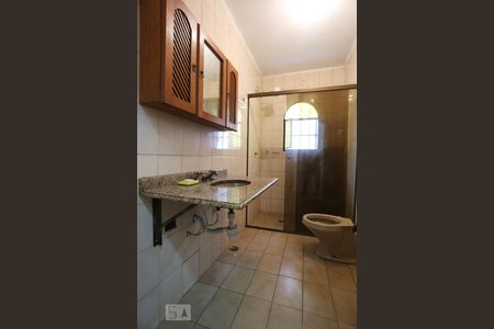 Casa à venda com 164m², 3 quartos e 2 vagas Casa à venda com 164m², 3 quartos e 2 vagasBanheiro