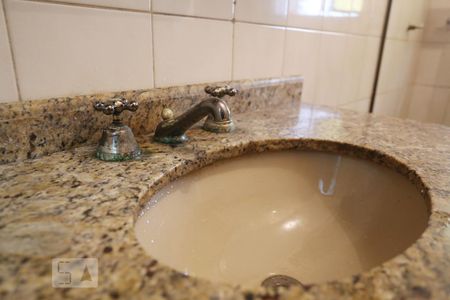 Casa à venda com 164m², 3 quartos e 2 vagas Casa à venda com 164m², 3 quartos e 2 vagasBanheiro