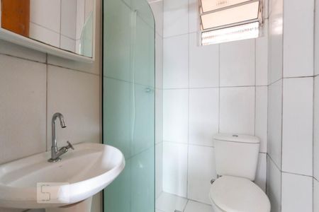 Banheiro de apartamento para alugar com 2 quartos, 45m² em Passo da Areia, Porto Alegre