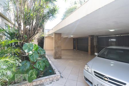 Casa para alugar com 480m², 5 quartos e 6 vagas Casa para alugar com 480m², 5 quartos e 6 vagasGaragem