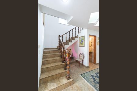 Casa para alugar com 480m², 5 quartos e 6 vagas Casa para alugar com 480m², 5 quartos e 6 vagasEscada