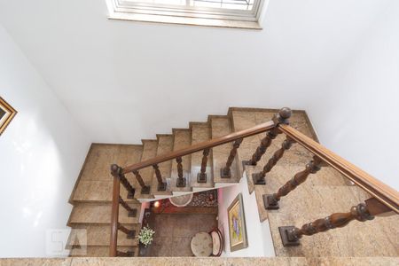 Casa para alugar com 480m², 5 quartos e 6 vagas Casa para alugar com 480m², 5 quartos e 6 vagasEscada