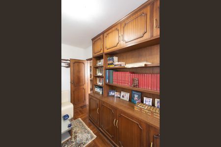 Casa para alugar com 480m², 5 quartos e 6 vagas Casa para alugar com 480m², 5 quartos e 6 vagasBiblioteca