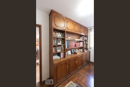 Casa para alugar com 480m², 5 quartos e 6 vagas Casa para alugar com 480m², 5 quartos e 6 vagasBiblioteca