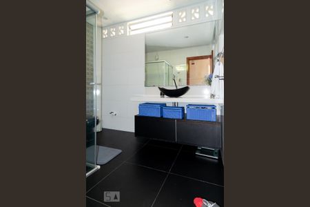 Casa à venda com 500m², 3 quartos e 3 vagas Casa à venda com 500m², 3 quartos e 3 vagasBanheiro