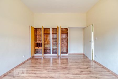 Casa à venda com 600m², 4 quartos e 6 vagas Casa à venda com 600m², 4 quartos e 6 vagasSegundo dormitório