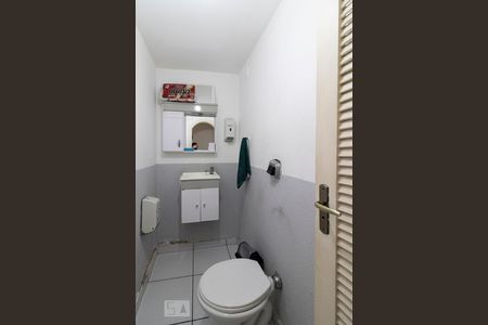 Casa à venda com 215m², 4 quartos e 2 vagas Casa à venda com 215m², 4 quartos e 2 vagasBanheiro de Serviço